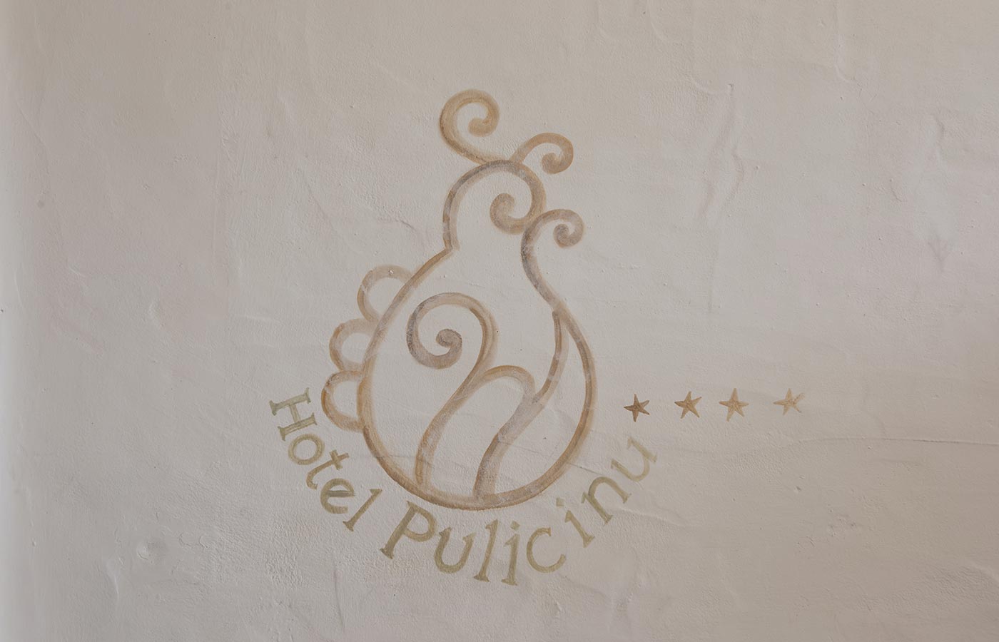 Il logo dell'hotel Pulicinu a Baja Sardinia